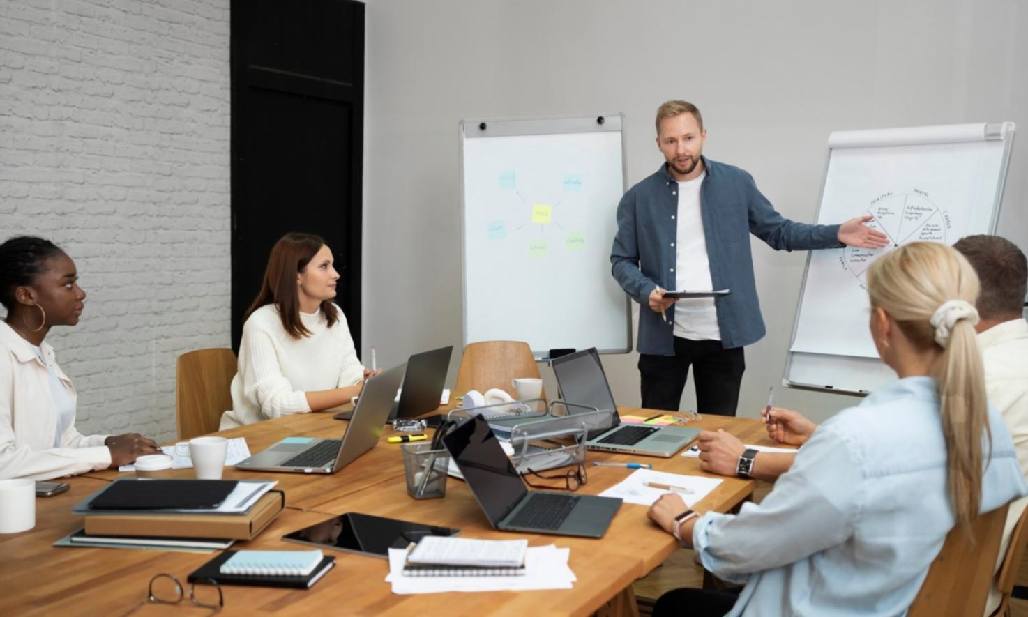 Ruang kelas interaktif program pembelajaran trading saham dengan peserta aktif